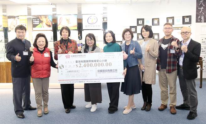 采盟董事长古素琴（左四）代表公司捐赠新台币240万元给6家慈善基金会。（范扬光摄）