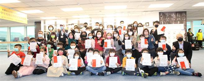 采盟文教基金会优良奖学金颁奖典礼10日举行，获奖学子与来宾合影留念。（范扬光摄）