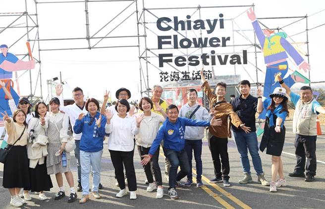 嘉义市花海生活节登场 ，市长黄敏惠（左五）与副市长陈淑慧（左六）到现场同乐。（廖素慧摄）