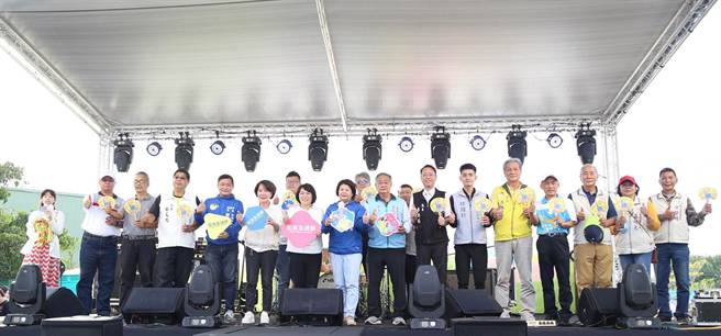 嘉义市花海生活节开幕 ，市长黄敏惠（左七）偕副市长陈淑慧（左六）邀大家来体验花样生活。（廖素慧摄）