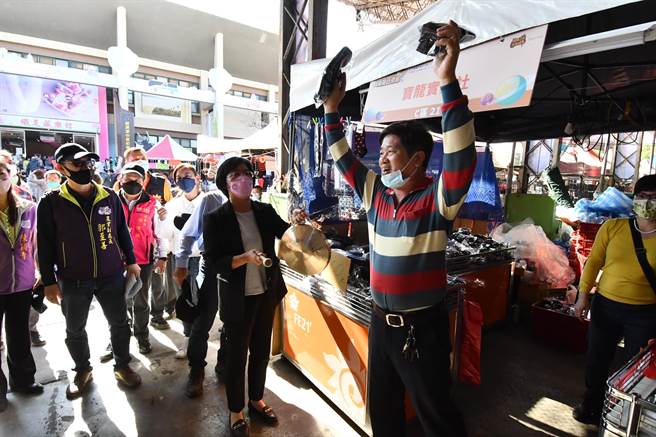 彰化社頭織襪芭樂節9日登場到11日，有全國最大織襪精品展售、農特產品展售、地方小吃、演唱會及煙火秀等精彩活動，還有芭樂創意料理免費品嚐。（吳敏菁攝）