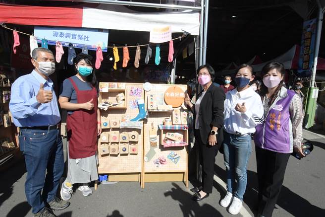 彰化社頭織襪芭樂節9日登場到11日，有全國最大織襪精品展售、農特產品展售、地方小吃、演唱會及煙火秀等精彩活動，還有芭樂創意料理免費品嚐。（吳敏菁攝）