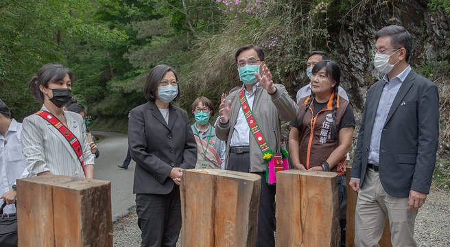 蔡英文总统前往苗栗见证「TAYAL泰雅尔Skaru流域部落群与国家山林治理机关Sbalay和解仪式」（图／总统府网站）