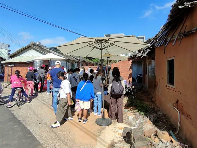 東海大學USR計畫與地方社區合作，10日舉辦「大肚山社區嘉年華」，集結各樣攤位在社區中設攤，邀請民眾一同走讀大肚山。（潘虹恩攝）