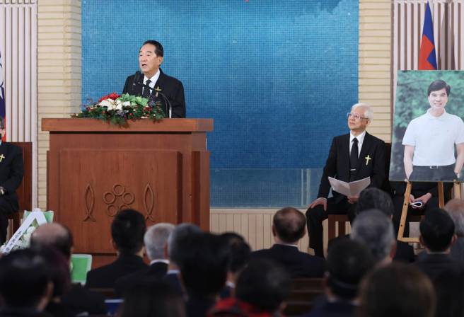 大陆再禁台湾水产品进口，宋楚瑜表示，这不是突如其来的事情。图为他10日出席省府亲近幕僚黄义交追思礼拜。（王英豪摄）