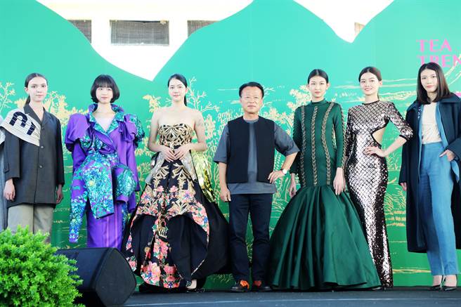 「2022高山茶都．嘉义─茶．时尚」活动今盛大登场，开幕式以茗服时尚大秀做为开场，嘉义县长翁章梁（中）也身着时尚茶服与模特儿一同走秀。（吕妍庭摄）