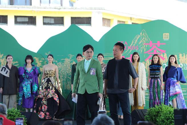 嘉义县长翁章梁穿着时尚茶服和主持人黄子佼压轴登场。（吕妍庭摄）