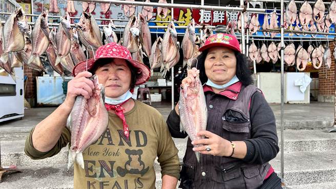 将军渔港郭美雪（左）、郭美华（右）姊妹俩，运用一夜干制法晒午仔鱼。（张毓翎摄）