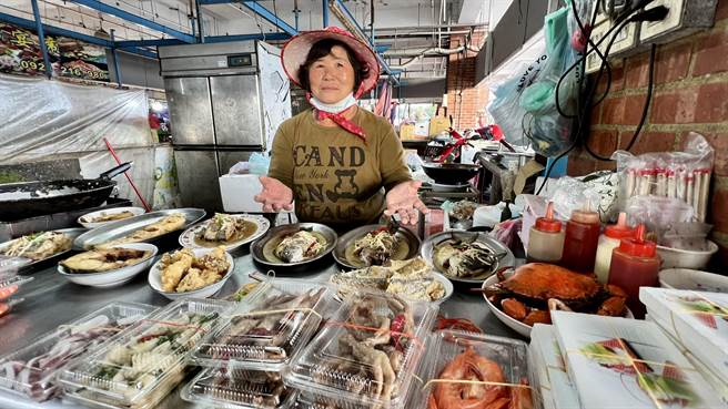 人称「阿美」的姊姊郭美雪负责店内料理事务。（张毓翎摄）