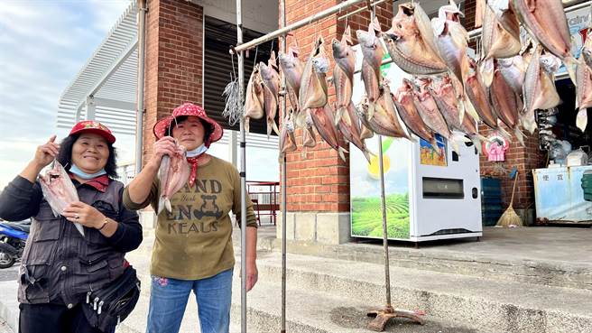 姊妹俩说，前几天大陆突然宣布禁午仔鱼，渔民都很郁闷，有的急着找其他销售管道来消化量能，因此她们买了几批午仔鱼来晒，希望多少能帮助到他们。（张毓翎摄）