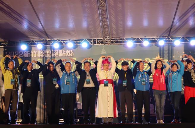 天主教會新竹教區每年固定結合縣內各宗教團體，耶誕節前夕在新竹縣府前廣場舉辦點燈祈福活動。（邱立雅攝）