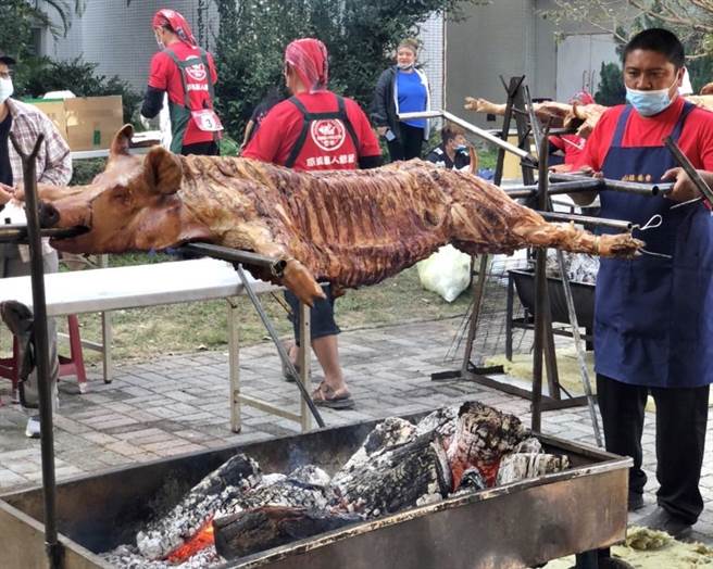 10组通认证职人参加竞赛角逐烤猪王， 获特等奖的烤猪王可获2万6千元奖金。（原民局提供／杨静茹南投传真）