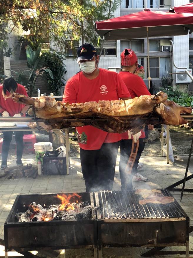 专业评审、民眾票选两项成绩各占一半，选出烤猪王。（原民局提供／杨静茹南投传真）