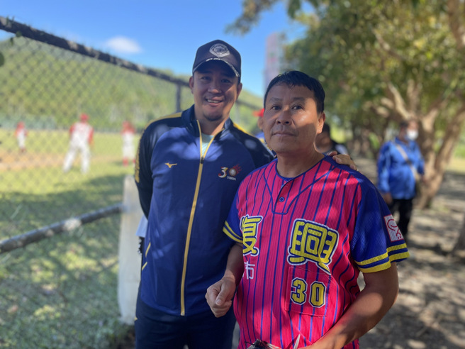 蔣智賢（左）與復興國小棒球隊總教練何通宇。（毛琬婷攝）