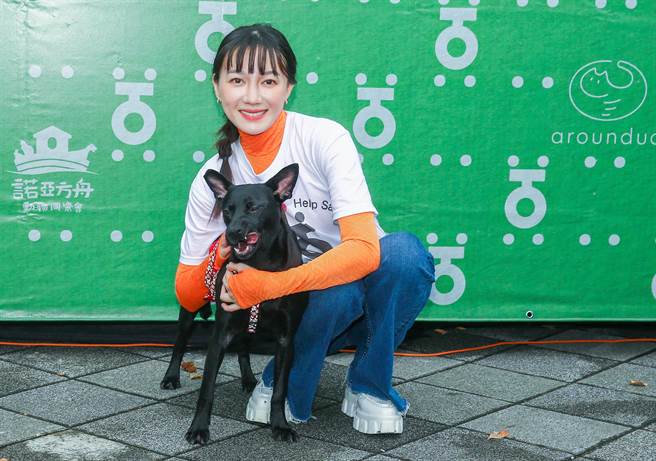 李杏和毛孩互動駕輕就熟。（粘耿豪攝）