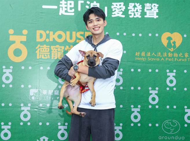 王品澔像哄小孩般照顧毛孩情緒。（粘耿豪攝）