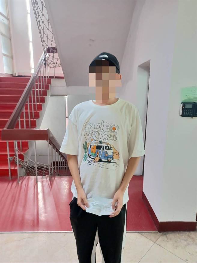 李男因错过开庭时间遭地检署通缉，他怕独自一人去地检署报到，于是跑到警察局向员警求助。（翻摄照片／崔正纲高雄传真）