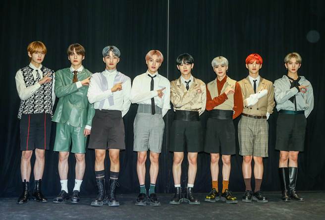 EPEX成员MU（左起）、WISH、JEFF、AYDEN、KEUM、A-MIN、YEWANG、BAEKSEUNG出道1年半首度访台。（粘耿豪摄）