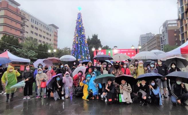 耶誕節即將到來，台北大學今舉行聖誕點燈活動，點亮校門口近9公尺高的巨型聖誕樹，並邀請北大管樂團在現場演奏7首聖誕樂曲，營造濃厚的耶誕氣氛。（台北大學提供）