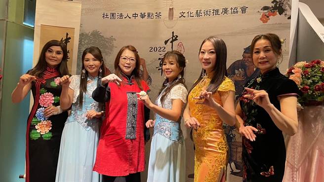 赵永馨（左三）今参加中华点茶文化艺术推广协会。（周在台提供）