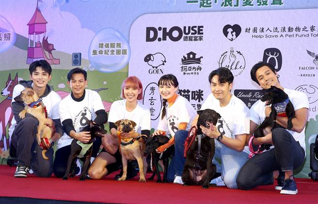 2022萌寵萬獸嘉年華，由D.House德寵當家主辦，伊林娛樂受邀參與做公益，伊林藝人王品澔（左起）、孫綻、李懿、李杏、張雁名、陳邦鋆號召大眾『一起浪愛發聲』，重視寵物權益。（粘耿豪攝）