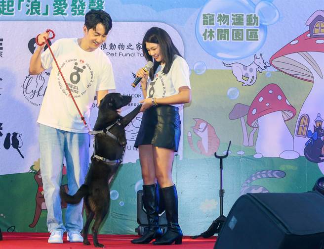 2022萌寵萬獸嘉年華於10日舉行，本次由D.House德寵當家主辦，伊林娛樂受邀參與做公益，幫助流浪動物。並擔任『公益大使』，伊林藝人張雁名（左）在台上與主持人與狗狗互動。（粘耿豪攝）
