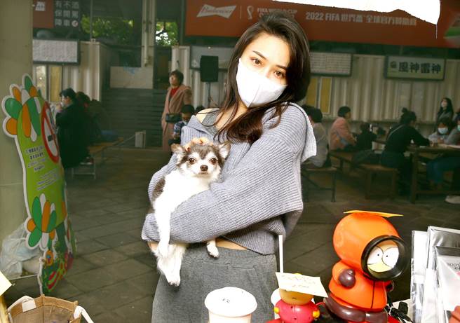 本次由D.House德寵當家主辦，活動現場也安排了許多寵物用品廠商擺設攤位，一位攤位主與她的愛犬留下美麗倩影。（粘耿豪攝）