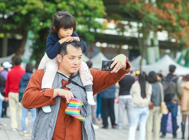 活動舉辦地點花博園區同時有其他活動舉行，不少家長帶著孩子把握難得的好天氣到現場散心。（粘耿豪攝）