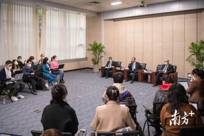 锺南山在广州接受媒体採访，乐观估计明年上半年可恢復到疫情前的生活状态。(南方＋)