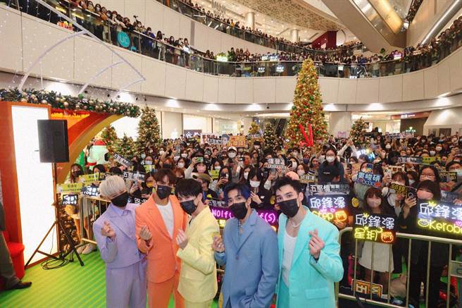 五坚情在香港举办五坚情Moon Landing月面着陆香港签唱会。（J’s娱乐工厂提供）