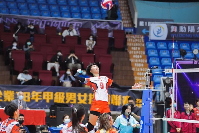 极速超跑蔡幼群跳起准备扣杀。(中华排协提供)