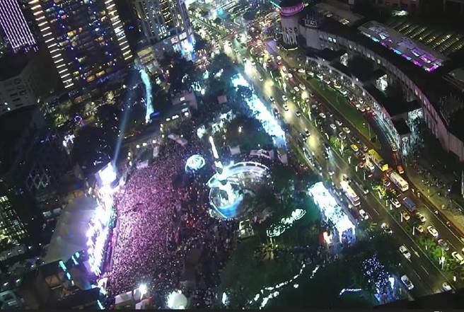 新北欢乐耶诞城巨星演唱会人潮聚集盛况。（新北市警察局提供）