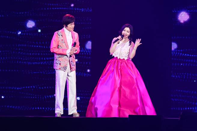 洪榮宏10日首度登上小巨蛋開唱，邀來太太張瀞云默契對唱。（羅永銘攝）
