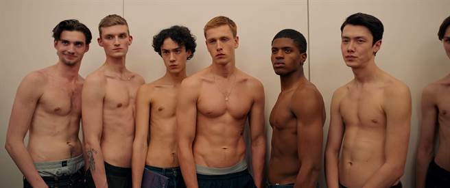 哈里斯迪金森（左四）参加试镜的爆笑桥段讽刺现今的高级时尚与平价品牌。（CATCHPLAY提供）