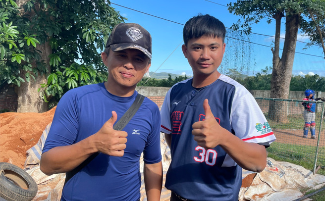 丰田国小总教练郑唐夫（右）、教练黄谢竣翔。（毛琬婷摄）
