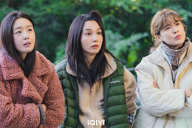 韩善伙（左起）、郑恩地、李先彬到山上进行自然疗法。（爱奇艺国际站提供）