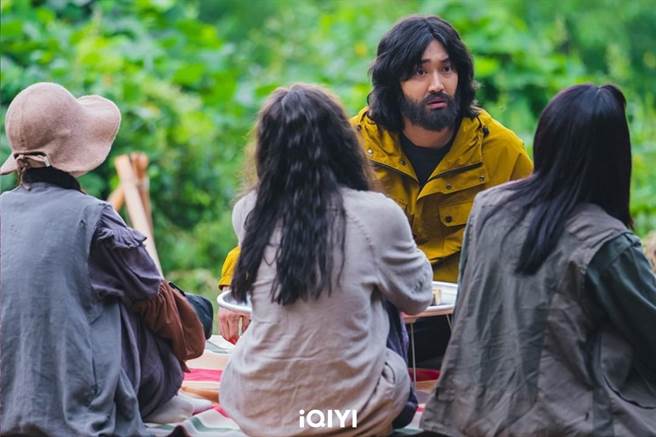 崔始源为了找消失的3位女主角吃足苦头。（爱奇艺国际站提供）