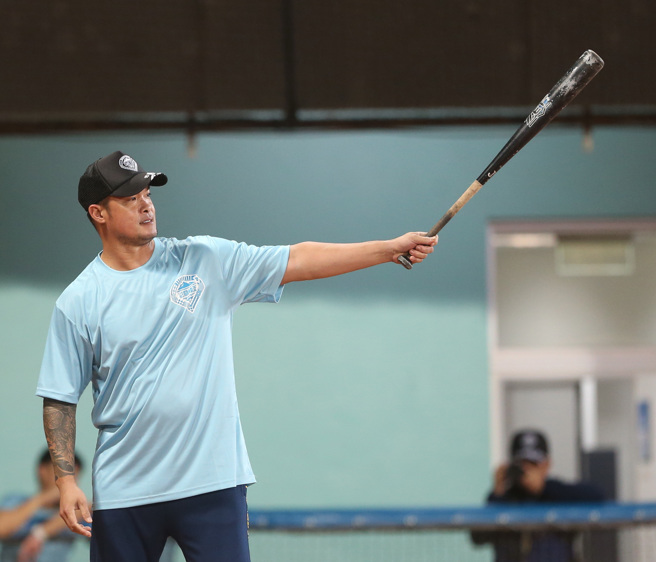 原棒協理事長林智勝在傳承OB賽代打上陣，從劉義傳手中敲出內野安打。（陳怡誠攝）