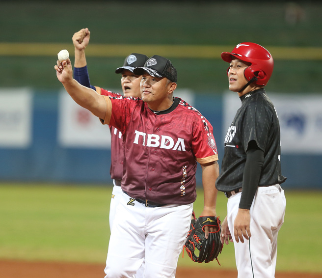 「森林王子」張泰山參加關懷盃「傳承OB賽」。（陳怡誠攝）