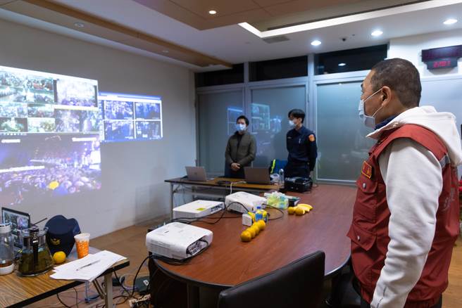 新北欢乐耶诞城涌25万人 侯友宜晚间视察疏散情形。（新北市新闻局提供）