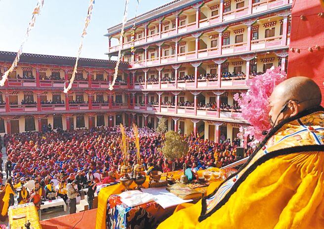 依尊慧吉祥大活佛于尼泊尔最大寺院主持大圣会。图／中华国际嘎檔巴佛教总会提供