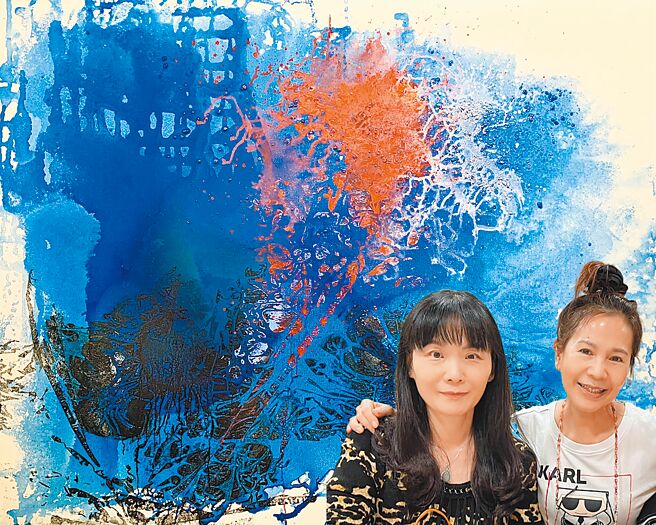 收藏家中實國際開發董事長夫人林宜靜（左）與畫家陳玉庭（右）合影。圖／陳玉庭提供