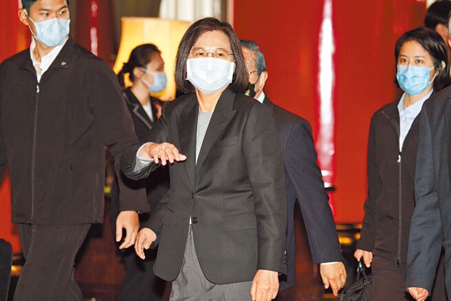 民进党在今年九合一大选遭受严重挫败，对此揭发蔡英文「论文门」弊案的旅美教授林环墙今（12）日就在脸书上指出，「蔡英文已经超过700天未曾召开记者会，接受记者提问」，更直言「在任何民主国家，是无法想像，太不可思议了」。（资料照／张铠乙摄）