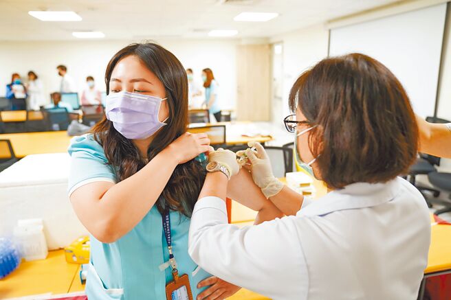 本周国内新增3例流感重症个案，年龄最轻仅10几岁。图为民眾施打流感疫苗（示意图，非新闻当事人）。（中医大新竹附医提供）