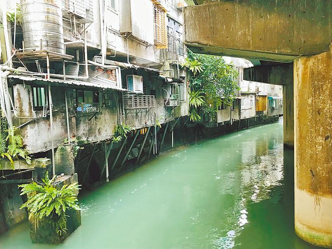 基隆市西定河污染严重，遭网友发文登上美国知名网路论坛《Reddit》，基隆市政府表示，已针对河道清淤，并积极推动污水下水道接管，水质已初步获得改善。（张志康摄）