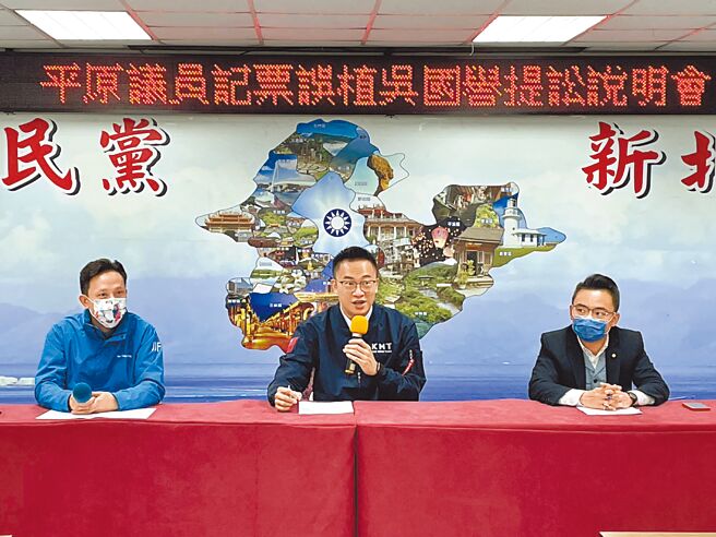 国民党新北市平地原住民市议员候选人吴国誉（中）以4票之差落选，他9日开记者会表示，将提出司法验票。（蔡雯如摄）