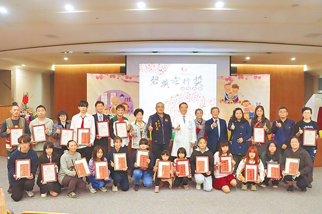 大千慈善事业基金会9日颁奖表扬14名「碧英孝行奖」得奖学生。（大千医院提供／谢明俊苗栗传真）