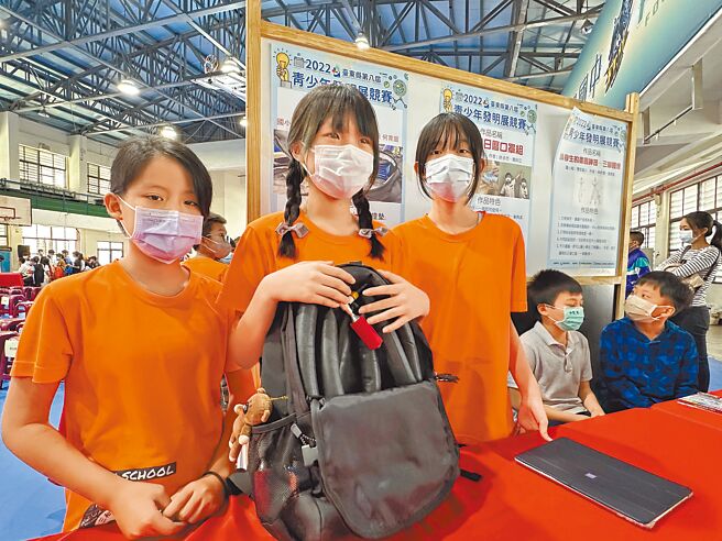 東部地震頻繁，台東縣三和國小學生發明「萬用防撞包」，利用二氧化碳鋼瓶快速充氣，放在書包內不占空間，地震發生時可以用來保護頭部。（蔡旻妤攝）