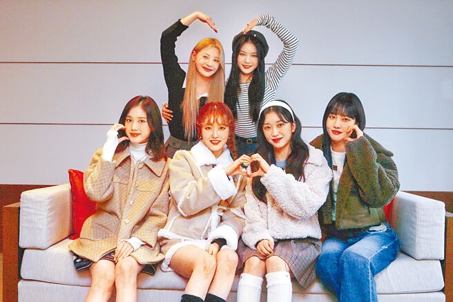 STAYC出道2年首度訪台，開心列出各自的美食清單。（鄧博仁攝）