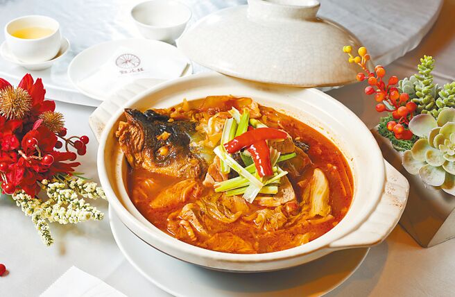 砂鍋大魚頭是杭州的傳統名菜，點水樓以微辣豆瓣醬熬煮，加入師傅自製的新鮮凍豆腐等配料燉煮，湯濃味鮮。（陳俊吉攝）